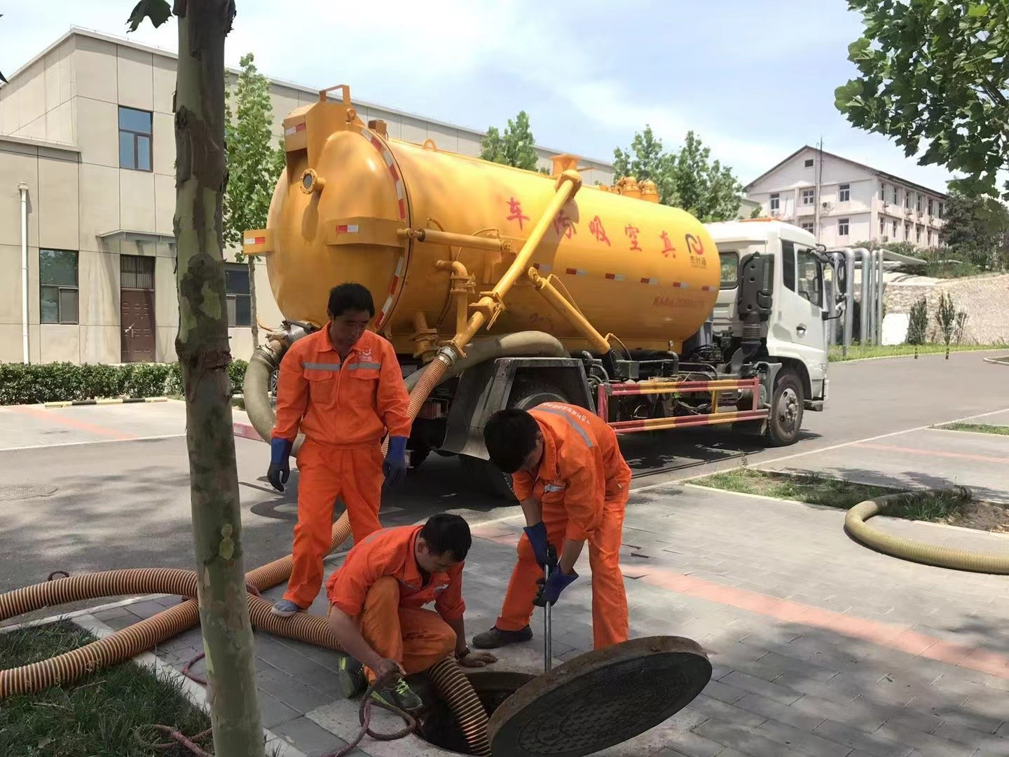 洪江管道疏通车停在窨井附近