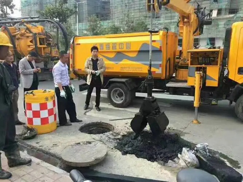 洪江街道：网格员化身“清道夫”，为民解忧疏通“堵心”化粪池