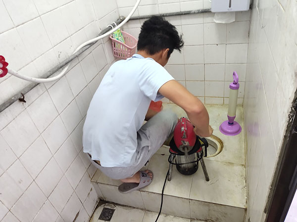 洪江肥皂掉到马桶里把马桶堵住了怎么办？马桶堵住了怎么办